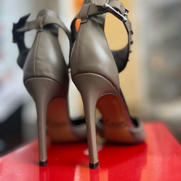 Gray Pointy Toe heels with think ankle strap. - Picture 7 of 9